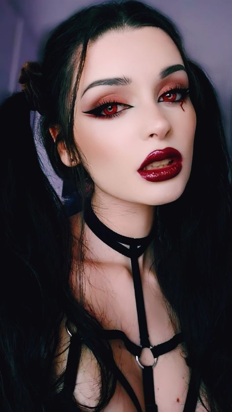 Vampire Makeup For Women, Vampire Makeup Female, Vampire Makeup Halloween Women, Vampire Makeup Easy, Female Vampire Makeup, Cute Vampire Makeup, Vampire Hairstyles For Women, Dracula Makeup, Makeup Vampire