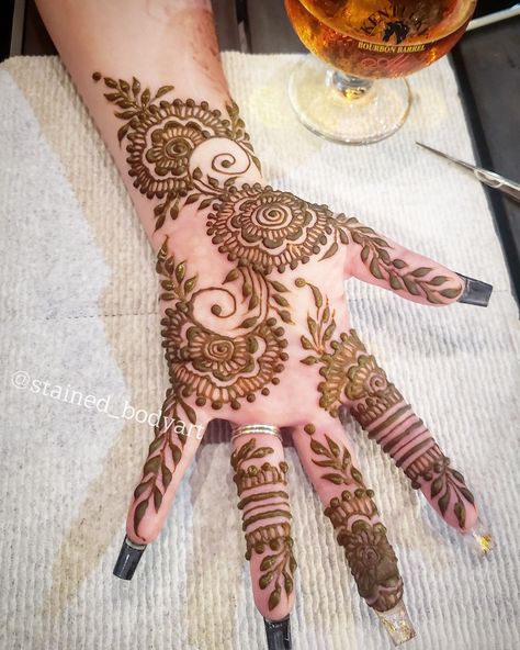 Henna Designs Palm Full, Traditional Henna Designs Palm, Eid Henna Palm, Henna On Palm Of Hand, Mendhi Palm Design, Henna Inside Palm, Inner Palm Henna Designs, Mehendi Designs For Hands Unique Palm, Inside Hand Mehndi