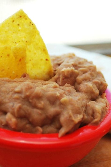 Weight Watchers Slow Cooker Refried Beans Recipe. A favorite Mexican side dish. Everything is easier in the Crockpot! This easy version is made with pinto beans, onion, jalapeno pepper, ground cumin, minced garlic, salt, pepper, and water. Just toss it in the slow cooker, drain, mash, and serve! Perfect for Taco Tuesday, game day, or any day! This recipe makes 15 servings so it's great for feeding a crowd, or freeze it, it will keep for up to 3 months. MyWW Points: 0 Blue Plan and 3 Green Plan. Refried Bean Recipes, Slow Cooker Refried Beans, Refried Bean, Pinto Bean Recipes, Refried Beans Recipe, Mexican Side Dishes, Beans Recipe, Pinto Beans, Crock Pot Cooking