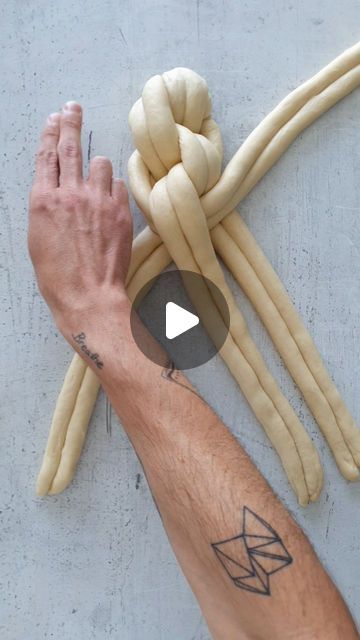 Challah Bread Braiding, Bread Knots, Round Challah, Bread Design, Yeast Recipes, Homemade Biscuits Recipe, Egg Bread, Pastry Design, Bakery Kitchen