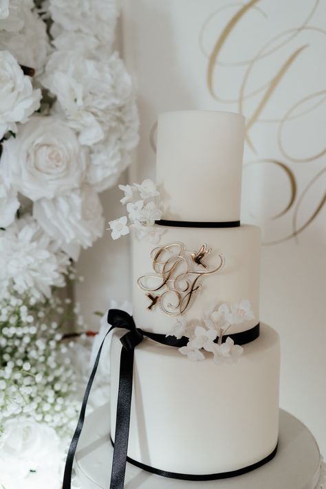 Ambers Bakes and Cakes created this masterpiece. An elegant black and white wedding cake is perfect for those themed weddings, and inspired by Sofia Richie's wedding. The gold motif carried through from the stationary to cake. Simple Black And White Wedding Cake, White And Black Wedding Cake, Wedding Cakes Black And White, Black White Gold Wedding Theme, Black And White Wedding Ceremony, Elegant Black And White Wedding, Black And White Wedding Cake, White Wedding Ceremony, Gold Motif