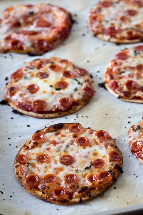 Mini Pizzas With Tortillas, Small Pizzas For Party, Small Pizza Recipes, Mini Pizzas For Kids, Easy Mini Pizza Recipe, Pizza Mini, Mini Pizza Recipes, Individual Pizzas, Pizza Roll