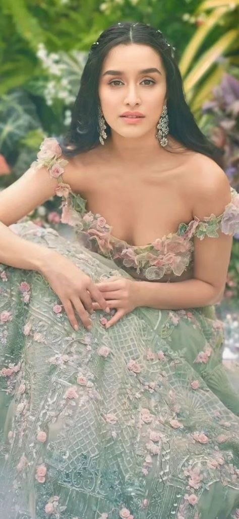 Kiara Advani Lehenga, Pastel Lehenga, Masquerade Ball Gown, Bridal Lehenga Designs, Floral Lehenga, Minimalist Bride, Wedding Lehenga Designs, Stylish Wedding Dresses, Green Lehenga