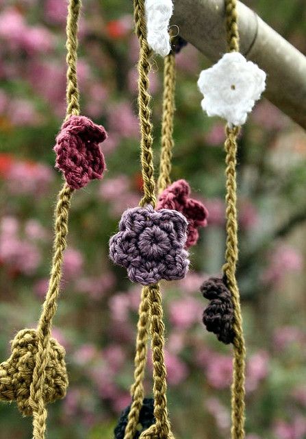 Daisy Chain Necklace, Crochet Garland, Crocheted Flowers, Crochet Daisy, Fiber Jewelry, Necklace Tutorial, Necklace Patterns, Daisy Chain, Love Crochet