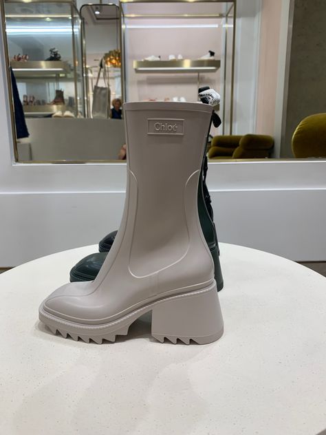 Chole Rain Boots, Chloe Boots Outfit, Girly Shoes Boots, Footwear Aesthetic, Chloé Boots, Rain Boots Outfit, Designer Rain Boots, Rain Boot Outfit, Chloe Boots