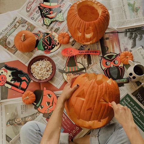 S A R A I S A B E L on Instagram: “Spent the afternoon carving pumpkins with my pumpkin 🎃 hope you’re all having a fall filled Sunday! 🍂🍁” Halloween Decor Diy, Casa Halloween, Carving Pumpkins, Diy Halloween Decor, Fall Bucket List, Fall Inspo, Happy Fall Y'all, Fall Pictures, Fall Wallpaper