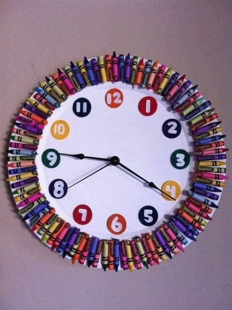 DIY Simple Clock Crafts To Tell Kids Time Clock Crafts, Clock Learning, 100 Días De Clases, Crayon Party, Simple Clock, School Wreaths, Teacher Wreaths, 100 Day Of School Project, Teacher Projects