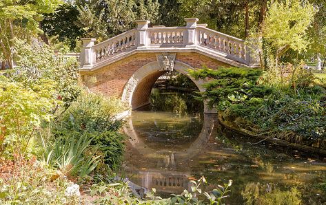 Paris Garden, French Summer, Artificial Lake, Tourist Office, Beautiful Paris, Paris Summer, Royal Garden, Museums In Paris, Paris Tours