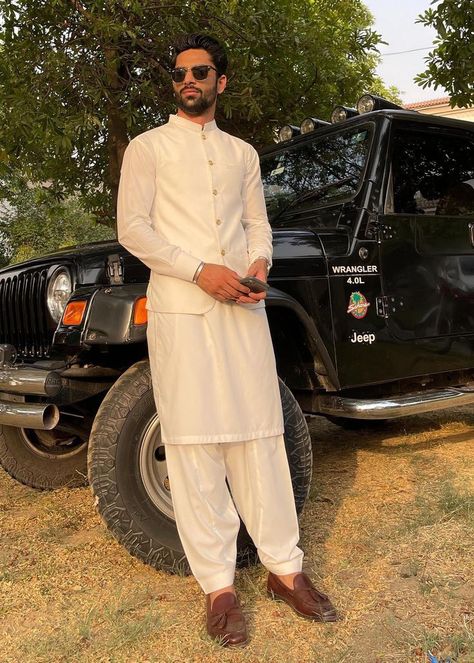 Boys Eid Outfit Ideas, White Shalwar Kameez Men, Pakistani Mens Shalwar Kameez, Kurta Pajama Design, Sf Fashion, Wedding Guest Dress Code, Pakistani Kurta Designs, Pathani For Men, Pajama Design