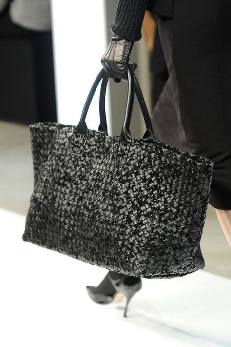 Boho Chic Bags, Modern Handbag, Bottega Veneta Bag, Leather Tote Purse, Dora The Explorer, Fashion Week Runway, Big Bags, Woven Bag, Bags Designer Fashion