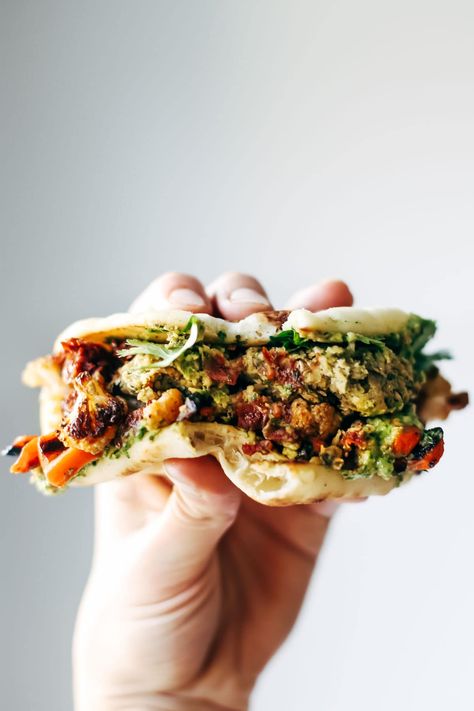 Naan-wich: 5 ingredient falafel, roasted veggies, and avocado sauce stuffed between pillowy garlic naan. Best sandwich recipe I've ever made. | pinchofyum.com Best Sandwich Recipes, Garlic Naan, Avocado Sauce, God Mat, Think Food, Meatless Meals, Roasted Veggies, Vegan Eating, Naan