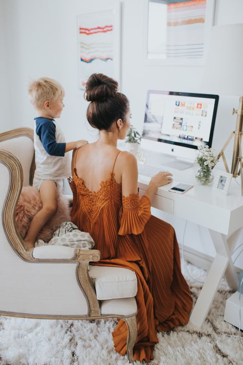 Closet Turned Office, Bedroom Desks, Fii Puternic, Desks Ideas, Fashion Blogger Photography, Travel Bedroom, Moms Goals, Family Shoot, Dream Closets