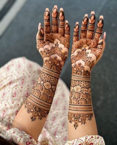 Simple Bridal Mehndi Designs Front Hand, Bridal Mendhi Palm, Bridal Henna Back Hand Design, Modern Bridal Mehndi Designs, Engagement Henna Designs, Simple Bridal Henna Designs, Mehendi Designs For Hands Bridal, Bridal Mehendi Designs For Hands, Simple Bridal Mehendi Designs Hands