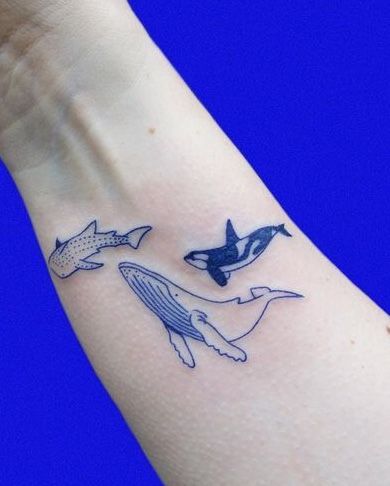 Sea Fish Tattoo Design, Cute Tattoo Designs Simple, Water Hip Tattoo, Mini Sea Tattoo, Arm Tattoo Layout, Mini Fish Tattoo, Sea Aesthetic Tattoo, Blue Tattoos On Brown Skin, Tattoo Ideas Sea Life