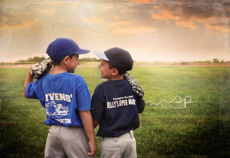 Baseball Field Family Photoshoot, Tball Poses For Pictures, Family Baseball Photoshoot, Sibling Baseball Pictures, Brother Baseball Pictures, Baseball Family Pictures, Brothers Baseball Photo Shoot, Brother Baseball Photoshoot, Group Baseball Pictures Boys