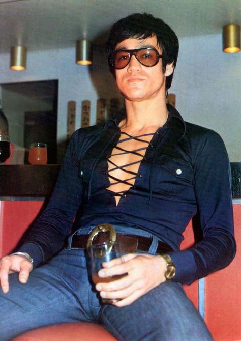 Bruce Lee, looking cool and confident, 1971. Bruce Lee Diet, Bruce Lee Martial Arts, Bruce Lee Photos, Nikki Sixx, Linda Evangelista, Looks Street Style, Bruce Lee, 70s Fashion, Eminem