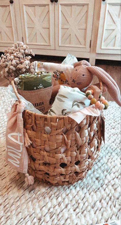 Fall Baby Shower Gift Basket, Babyshower Gift Girl Ideas, Neutral Baby Shower Gifts Basket, Floral Theme Baby Shower Gifts, Baby Shower Gift Wrapping Ideas, Girls Easter Basket Ideas, Aesthetic Gift Basket, Baby Shower Wooden Gift Basket, Boho Baby Girl Gift Basket