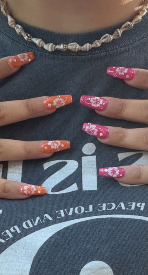 hawaii
acrylics
gems
pink
orange
lei Hawaiian Nails, Hawaii Nails, Themed Nails, Hello Nails, Pretty Orange, Summery Nails, Pretty Gel Nails, Jelly Nails, Acrylic Nails Coffin Short