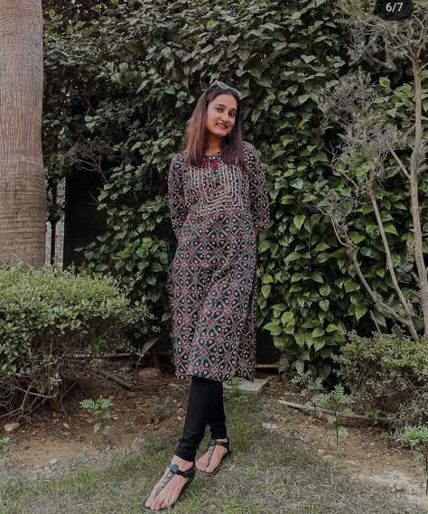 Long Kurti Photo Poses, Photo Pose In Kurta Women, Photography Poses With Kurti, Kurta Poses Women Outdoor, Long Kurti Pose, Poses In Long Kurti, Kurthi Photo Poses Outdoor, Traditional Dresses Poses At Home, Tredisnal Dress Photo Pose