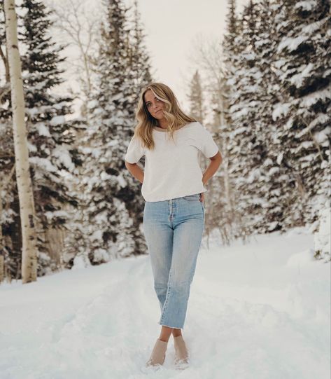 Snow Senior Photos, Senior Picture Winter Ideas, Solo Winter Photoshoot, Winter Self Portrait, Senior Photos Snow, Senior Winter Pictures Ideas, Christmas Senior Pictures, Winter Photoshoot Aesthetic, Winter Senior Photo Ideas