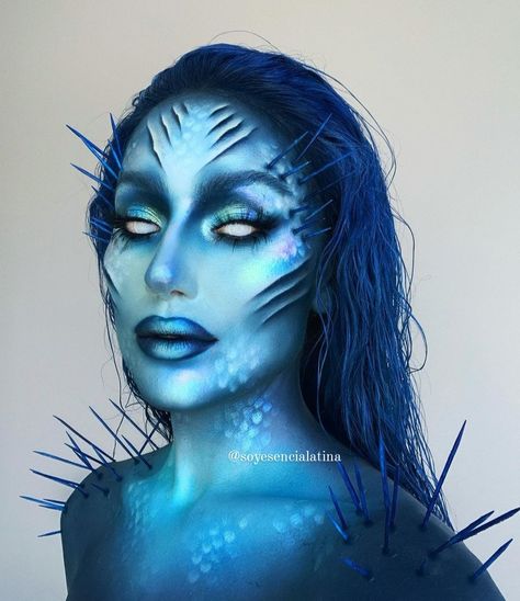 @soyesencialatina Siren Mermaid Makeup, Mermaid Fantasy Makeup, Siren Makeup Mermaid, Sea Siren Costume, Deep Sea Siren, Dark Mermaid Makeup, Siren Makeup, Mermaid Makeup Halloween, Halloween Mermaid