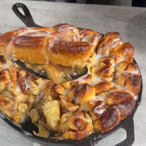 One Skillet Cinnamon Roll Apple Pie Apple Pie With Cinnamon Roll Crust Easy, Skillet Cinnamon Rolls, Pizza Pull Apart Bread, Pizza Pull Apart, Cinnamon Roll Crust, Skillet Apple Pie, Apple Pie Ingredients, Cinnamon Roll Apple Pie, Pull Apart Pizza Bread