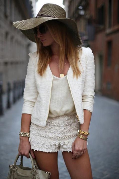 26 Stunning Outfit Ideas With Lace Shorts - Outfit Ideas HQ Cream Lace Shorts Outfit, Lace Shorts Outfit Summer, White Lace Shorts Outfit, Lace Shorts Outfit, Diy Lace Shorts, Single Summer, Lace Trend, Lace Skirts, Random Girl