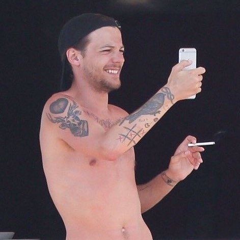 Louis Tomlinson Photos, Sassy Louis, Lottie Tomlinson, Take A Selfie, Window Screen, The Eden, Dear Future Husband, Louis And Harry, Louis Williams