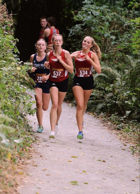 Running Girly, Xc Season, Cross Country Running Pictures, Xc Aesthetic, Runner Motivation, Running Inspo, High School Cross Country, Xc Running, Runners Motivation