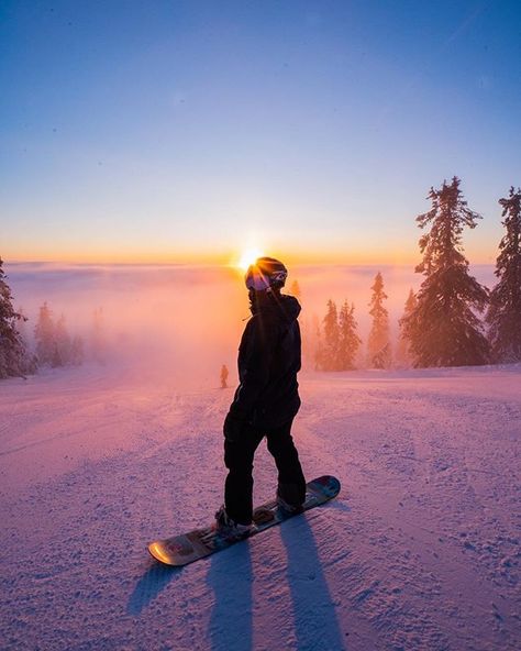 Sunrise laps in Trysil, Norway with @jonassjogren + @mimmsimm 📸 #Sunrise #Snowboard #Goldenhour #Winter #Norway #Dopesnow #Paradiseisnttropical Snowboard Pictures, Snowboard Aesthetic, Galaxia Wallpaper, Dope Snow, Winter Norway, Snowboarding Pictures, Snowboarding Photography, Snowboarding Aesthetic, Skiing Aesthetic