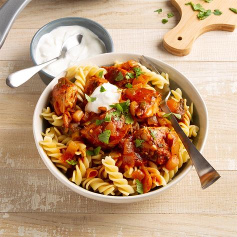 Spicy Chicken and Tomato Pasta Chicken And Tomato Pasta, Spaghetti Sides Dishes, Spicy Pasta Sauce, Spaghetti Dishes, Pasta Recipes For Kids, Slow Cooker Pasta Recipes, Spicy Pasta, Fettuccine Alfredo Recipes, Vegetarian Pasta Recipes