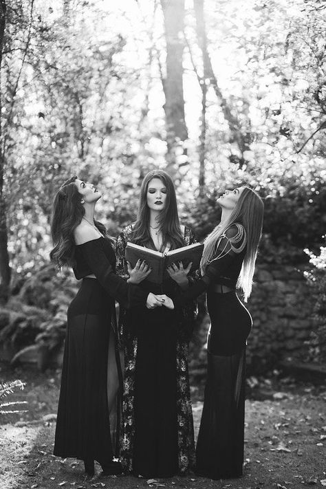 Photoshoot Room, Scary Photography, Witch Photos, Gothic Photography, Witch Pictures, Witch Coven, Sisters Photoshoot, Halloween Photography, Photography Pics