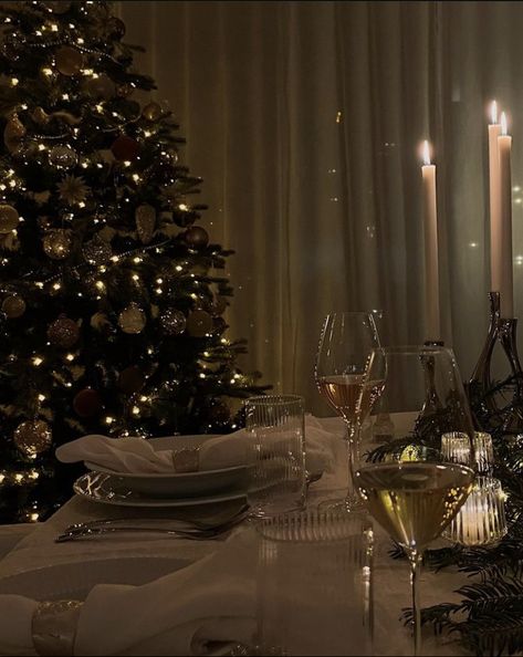 Christmas Diner Aesthetic, Dark Brown Christmas Aesthetic, Elegant Christmas Aesthetic, Christmas Aesthetic Black And White, Classy Christmas Aesthetic, Silver Christmas Aesthetic, Romantic Christmas Aesthetic, Black And White Christmas Aesthetic, Holiday Decor Aesthetic