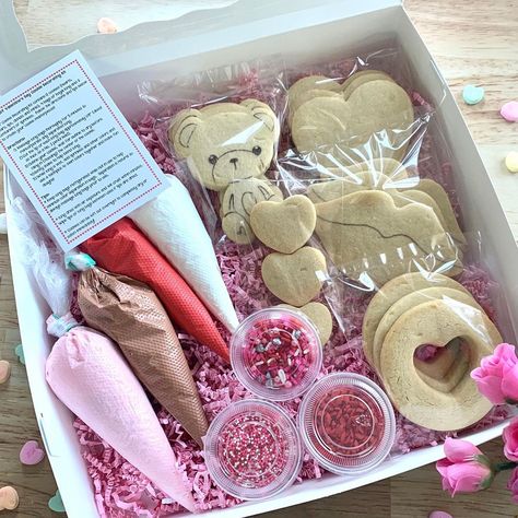 Diy Valentines Cookies, Valentines Cookie Decorating Kit, Valentines Diy Cookie Kit, Valentines Cookie Kits, Valentine Treat Boxes Ideas Sweets, Ideas San Valentin Reposteria, Valentine Cookie Sets, Valentines Day Cookie Sets, Valentine Cookie Ideas