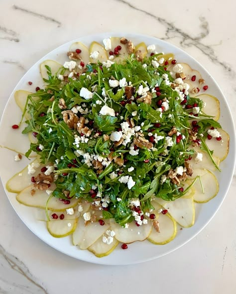 Pear Carpaccio, Carpaccio Recipe, Party Side Dishes, Ripe Pears, Radicchio Salad, Fall Salad, Bartlett Pears, Quick Salads, Sliced Pears