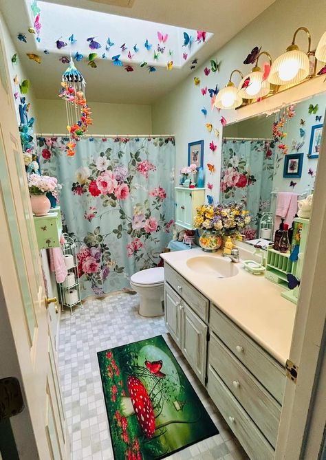 Bright Color Bathroom, Bright Bathroom Decor, Bright Colored Bathrooms, Bathroom Tiles Ideas, Colourful Bathroom, Boho Bathroom Ideas, Colourful Home, Happy Saturday Everyone, Colorful Apartment