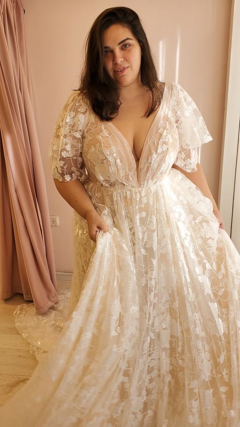 Wedding Dresses For Curvy Women, Studio Levana, Curvy Wedding Dress, Curvy Wedding, Plus Size Bridal Dresses, Wedding Dresses Whimsical, Plus Wedding Dresses, Timeless Wedding Dress, Plus Size Wedding Gowns