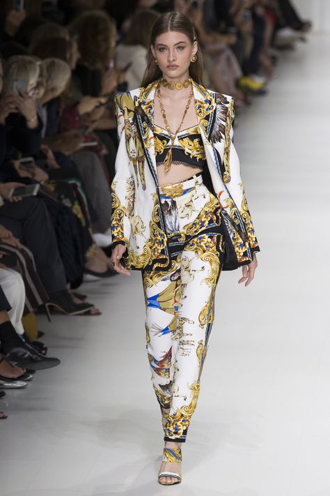 See the complete Versace Spring 2018 Ready-to-Wear  collection. Versace Spring, Runway Fashion Couture, Grace Elizabeth, Versace Fashion, Atelier Versace, Versace Outfit, Zuhair Murad, Looks Chic, Marchesa