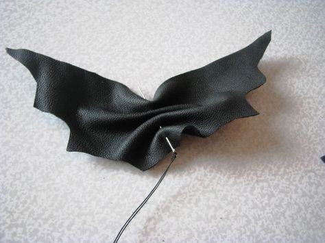 Bat Wings Diy, Bicycle Upcycle, Accesorios Dark, Quick Halloween Crafts, Hairbow Ideas, Hair Pins Diy, Hair Inspired, Nifty Crafts, Girls Hair Bows Diy