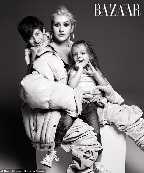 Christina Aguilera poses with her cute kids Summer and Max in the new issue of Harper's Bazaar Mario Sorrenti, Celebrity Moms, Family Fashion, Music Icon, Bruce Springsteen, Christina Aguilera, Mom Kid, Female Singers, Harper's Bazaar