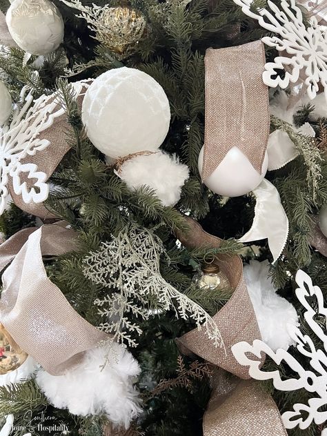 The Mess-Free Secret Hack for Adding Snow to Your Christmas Tree Snow On Christmas Tree, Gold Holiday Decor, Christmas Tree Picks, Flocked Christmas Tree, Flocked Trees, Fake Snow, Fake Trees, Winter Decorations, Cocktail Gifts