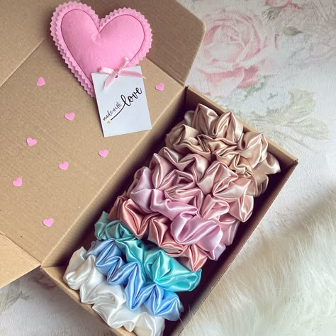 Hair Accessories Diy Headband, Female Boss, Diy Gifts To Sell, Business Vision, Diy Hair Scrunchies, Diy Hair Accessories Ribbon, Hair Tie Accessories, Scrunchies Diy, Packaging Ideas Business