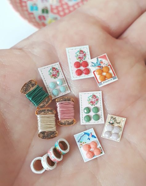 Miniature sewing supplies haberdashery Miniature Sewing, Room Box Miniatures, Dolls House Shop, Doll Props, Dollhouse Nursery, Miniature Embroidery, Doll Furniture Diy, Diy Doll Miniatures, Dollhouse Miniatures Diy