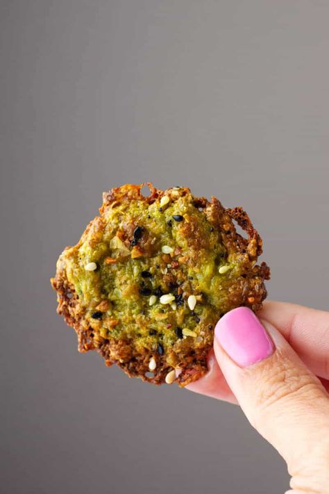 If you are looking for a healthy low carb and keto chip then you are going to love these baked avocado chips! This keto chip is perfect for dipping in your favorite dips! Avocado Chips Keto, Keto Cheese Chips, Avocado Uses, Avocado Chips, Avocado Food, Food Avocado, Keto Crackers, Low Carb Chips, Easy Low Carb Snacks