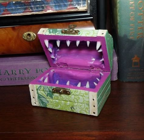 Floral Green Mimic Chest Dice Holder for Dungeons and Dragons Chest Box Ideas, Dungeons And Dragons Trunk Or Treat, Dnd Dice Holder Diy, Dungeons And Dragons Diy Gift, Dice Holder Diy, Diy Dice Holder, Dice Box Ideas, Diy Mimic Chest, Box Decoration Ideas Painting