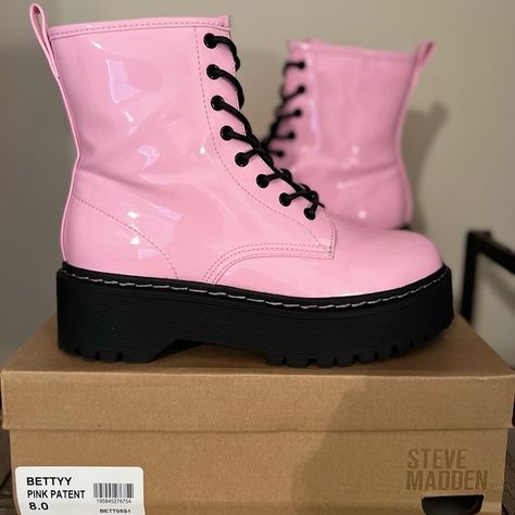 Steve Madden Pink Patent Combat Boots “Bettyy” Black Combat Boots Outfit Summer, Pink Combat Boots Outfit, Combat Boots Outfit Summer, Black Combat Boots Outfit, Outfit With Black Boots, Pink Combat Boots, Summer Boots Outfit, Combat Boot Outfit, Trio Halloween Costumes