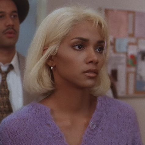 Halle Berry Baps Hair, 90s Halle Berry, B.a.p.s Aesthetic, Halle Berry Blonde Hair, Halle Berry Blonde Hair 90s, Halle Berry Blonde, Halle Angel, Halle Berry Outfits, Blonde Short Hair Black Women