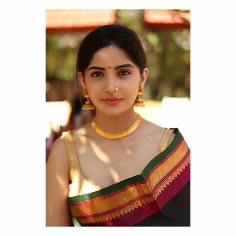 Maharathi Look, Marathi Saare Look, Navari Look Simple, Marathi Saree Look Simple With Nath, Simple Marathi Look, Maharastrian Women In Saree, Simple Maharashtrian Look In Saree, Maharashtrian Traditional Look, Simple Maharashtrian Look