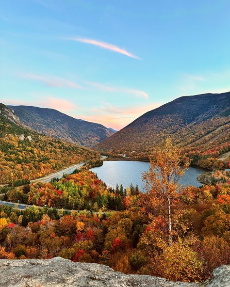 Falling 🍂 in love 🧡 Sharing one of my favorite days this autumn in New Hampshire. The hike to Artist’s Bluff in Franconia Notch State Park is one of New England’s best - especially when the fall colors are peaking. Travel guide to fall in New England and outfits I wore each day coming soon 🍁🗺️ #fashionblogger #traveler #traveldiaries #travelblogger #curvycreator #midsizeblogger #curvyinfluencer #styleblog #newenglandoutdoors #fallinnewengland #fallinnewhampshire #autumn🍂 #franconianotch ... Fall In New Hampshire, Franconia Notch State Park, New Hampshire Aesthetic, New Hampshire Winter, New Hampshire Travel, Exeter New Hampshire, New England Autumn, Autumn Hike, Conway New Hampshire