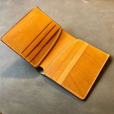 Vertical bifold wallet / Full grain billfold wallet #leatherwallet #verticalwallet #fullgrainwallet #handmadewallet Bifold Wallet Pattern, Full Grain Leather Wallet, Cushion Cover Pattern, Walter Mitty, Billfold Wallet, Wallet Pattern, Shawl Crochet Pattern, Wallet Pouch, Stitching Leather